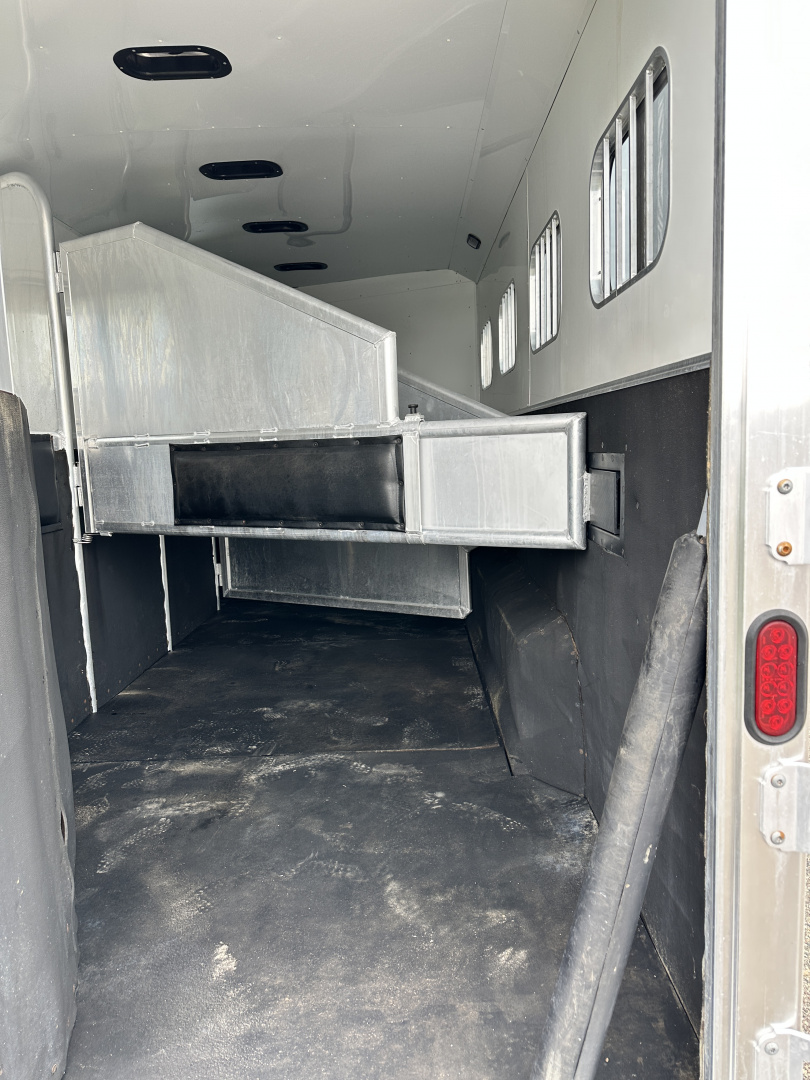 Used 2005 Exiss Trailers 4H 10' LQ Horse Trailer