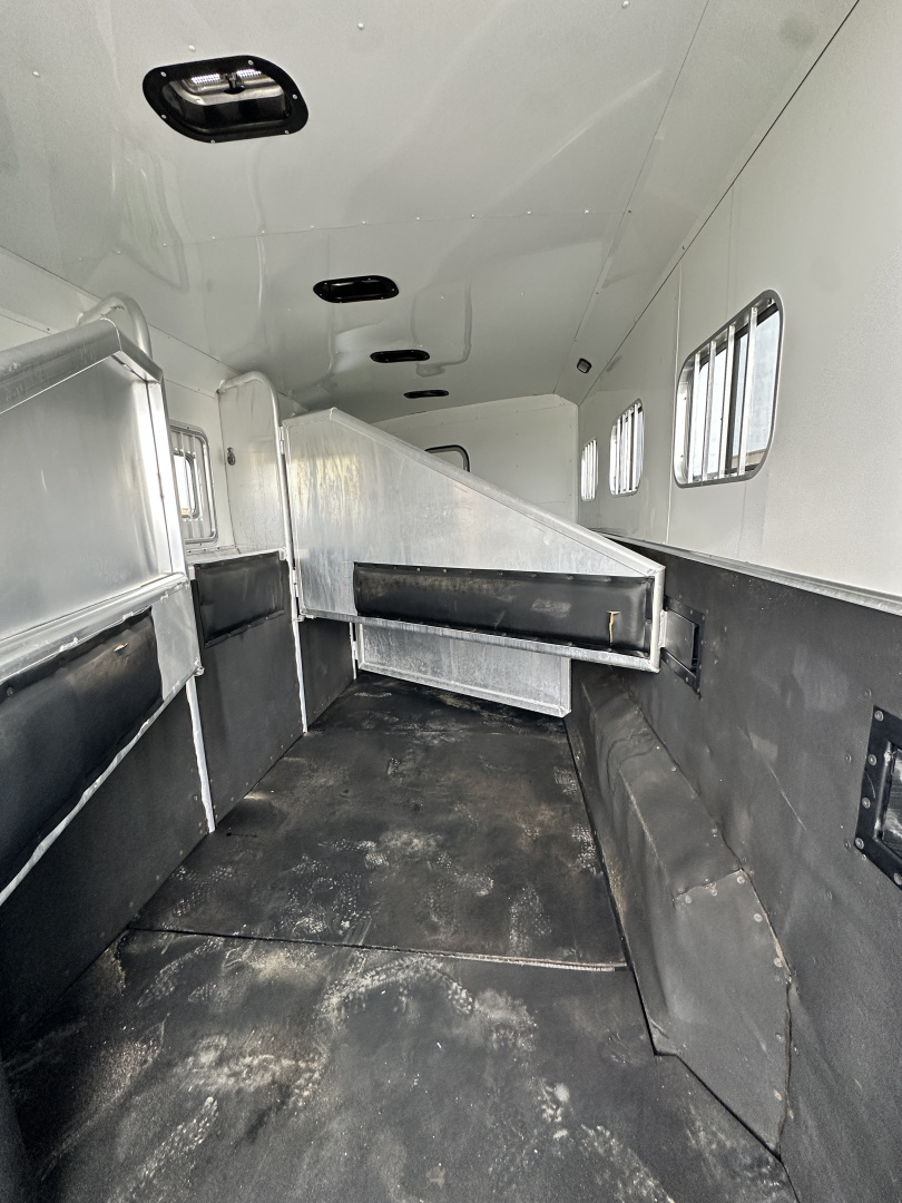 Used 2005 Exiss Trailers 4H 10' LQ Horse Trailer