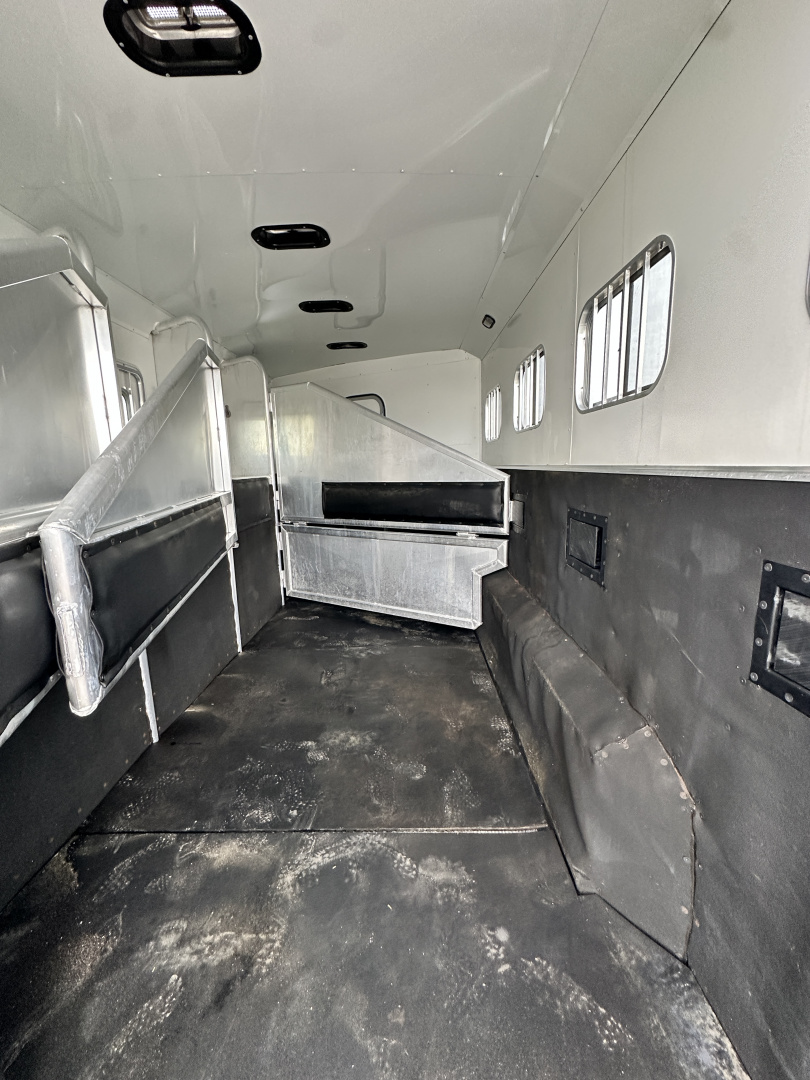 Used 2005 Exiss Trailers 4H 10' LQ Horse Trailer