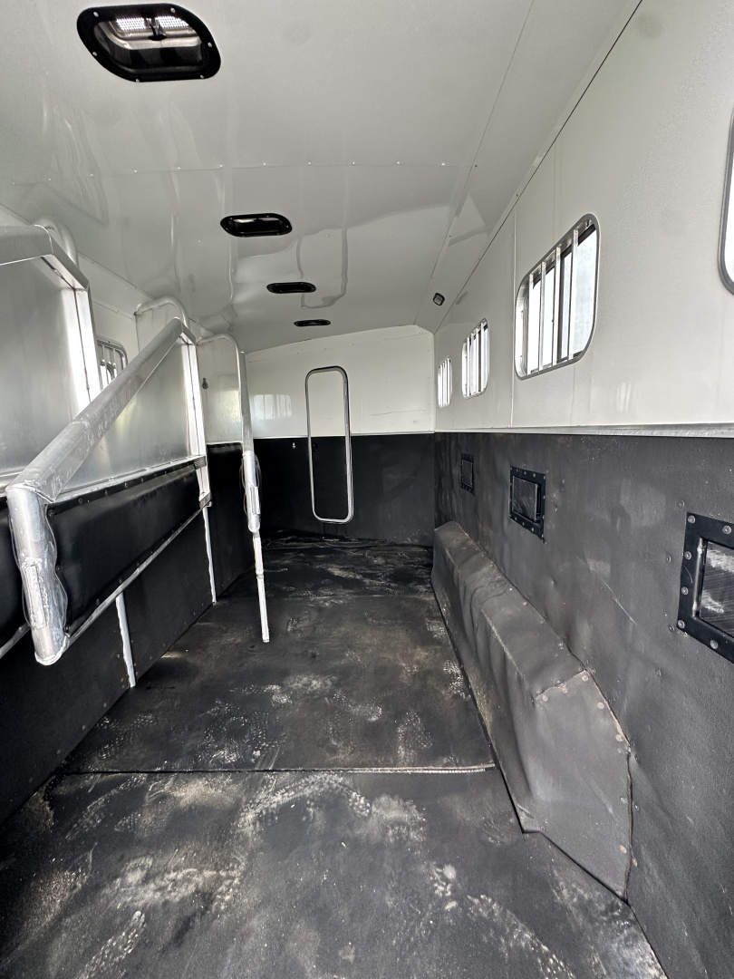 Used 2005 Exiss Trailers 4H 10' LQ Horse Trailer