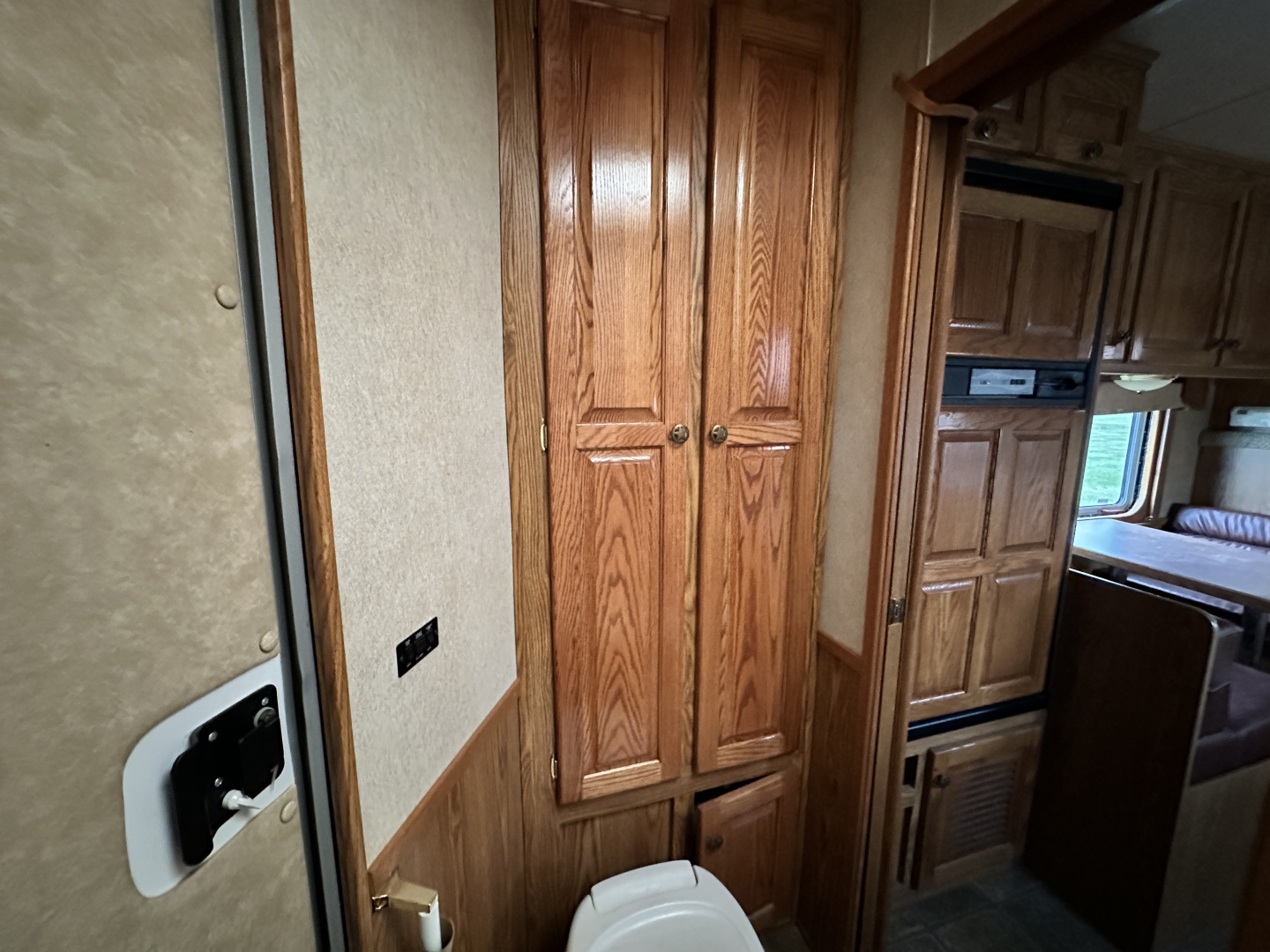 Used 2005 Exiss Trailers 4H 10' LQ Horse Trailer