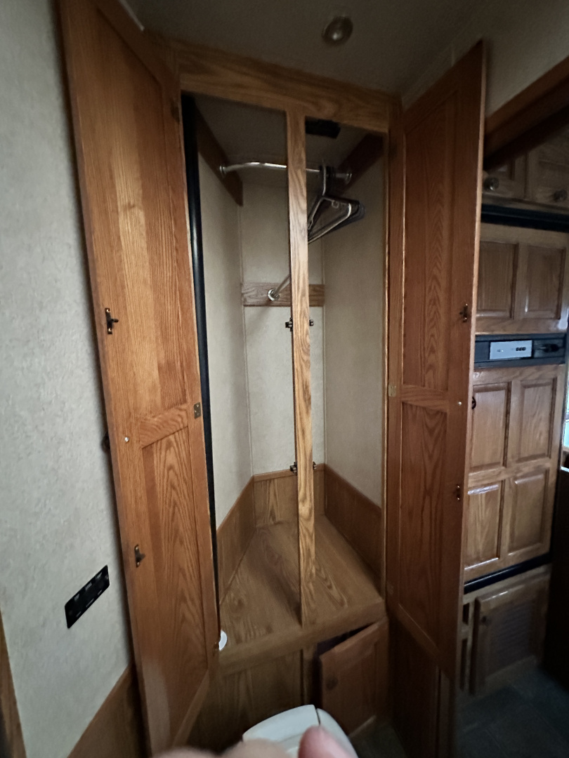 Used 2005 Exiss Trailers 4H 10' LQ Horse Trailer