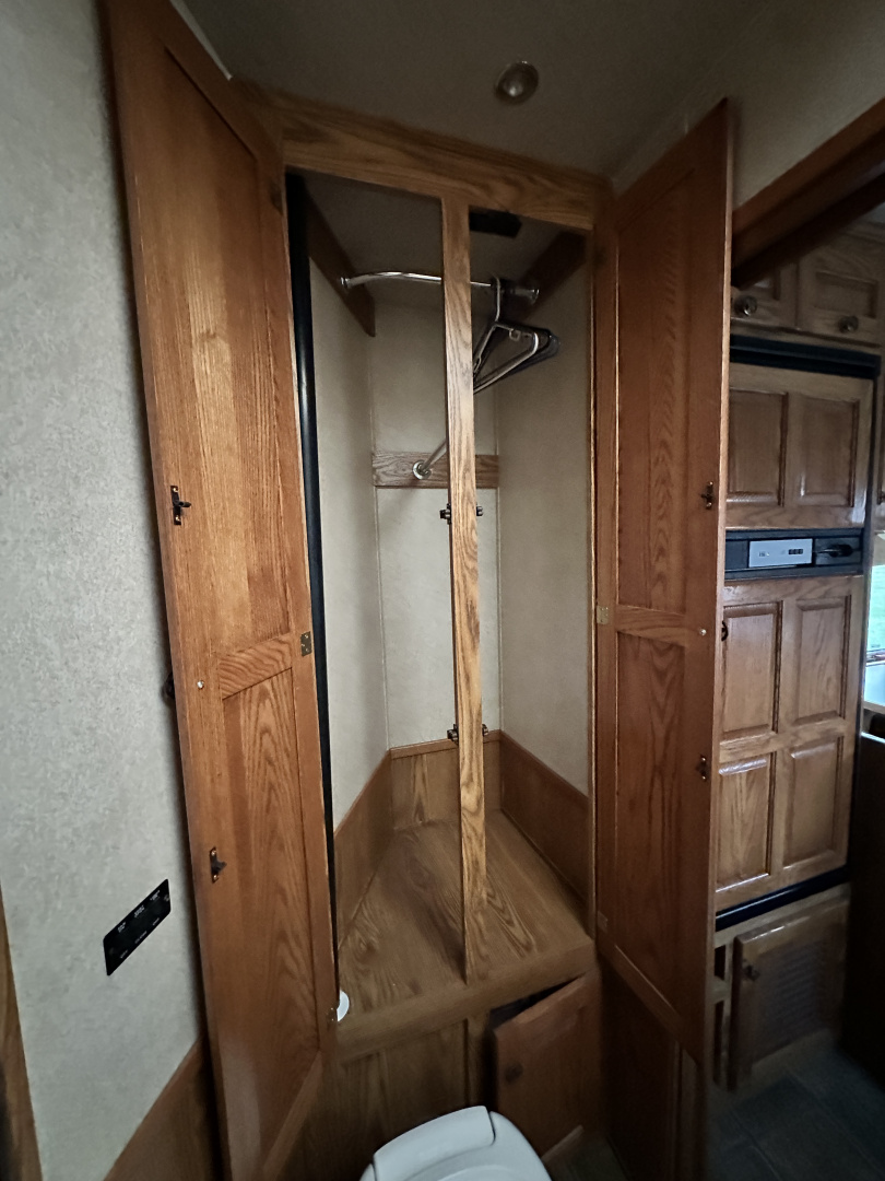 Used 2005 Exiss Trailers 4H 10' LQ Horse Trailer