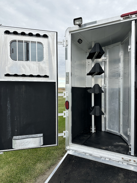 Used 2005 Exiss Trailers 4H 10' LQ Horse Trailer