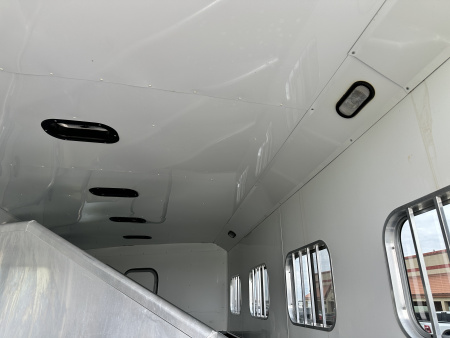 Used 2005 Exiss Trailers 4H 10' LQ Horse Trailer