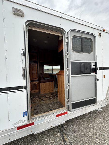 Used 2005 Exiss Trailers 4H 10' LQ Horse Trailer