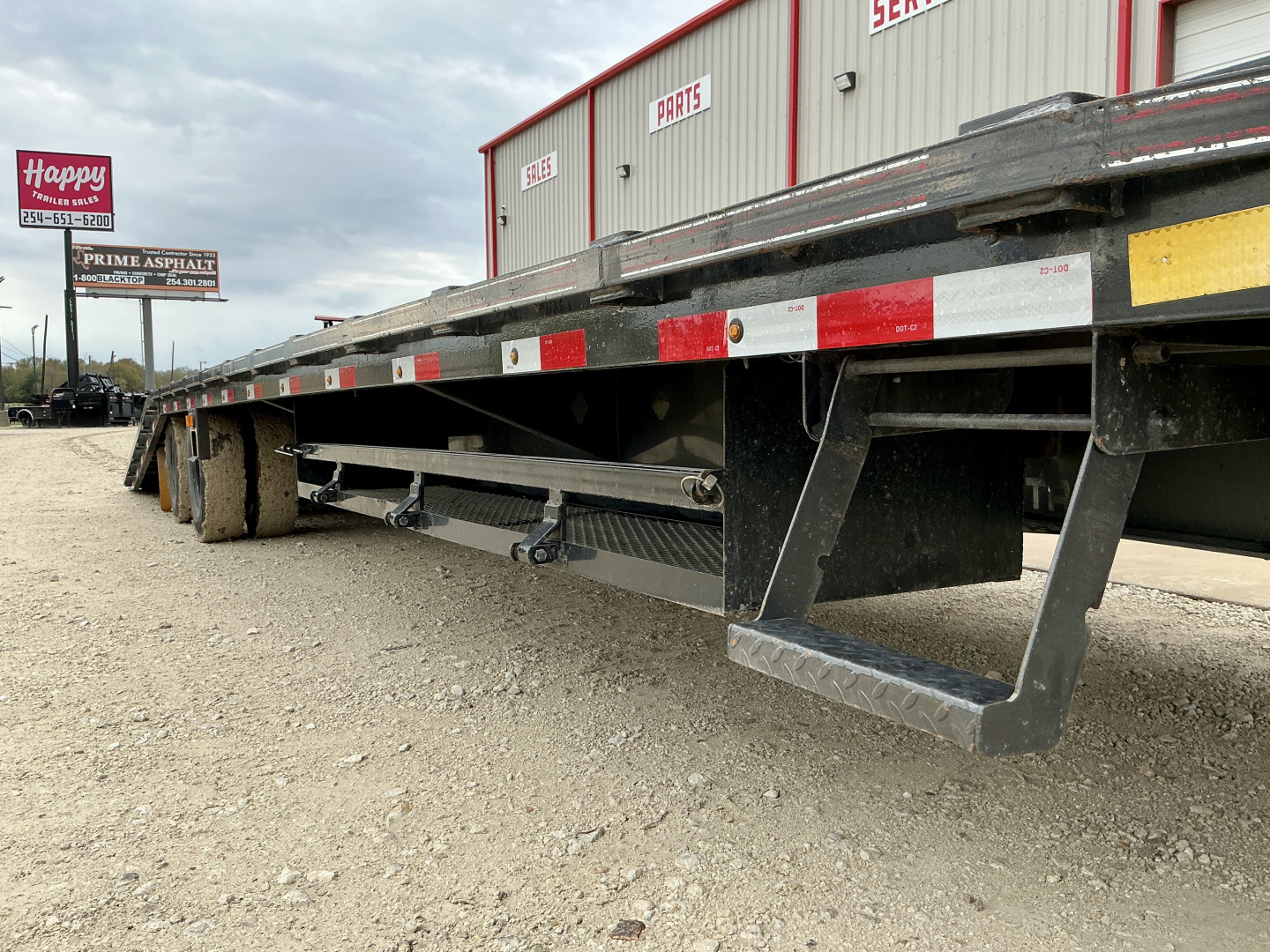 Used 2023 Diamond C 102"x35' GN Flatbed- FMAX212