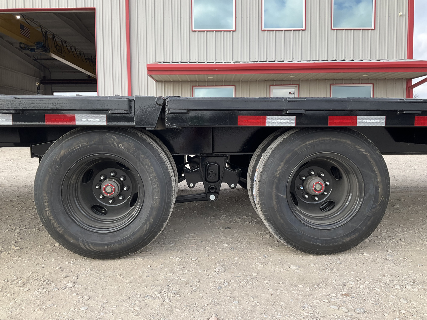 New 2026 PJ 102"x32' GN Low Pro Hydraulic Dovetail w/ Duals - LY