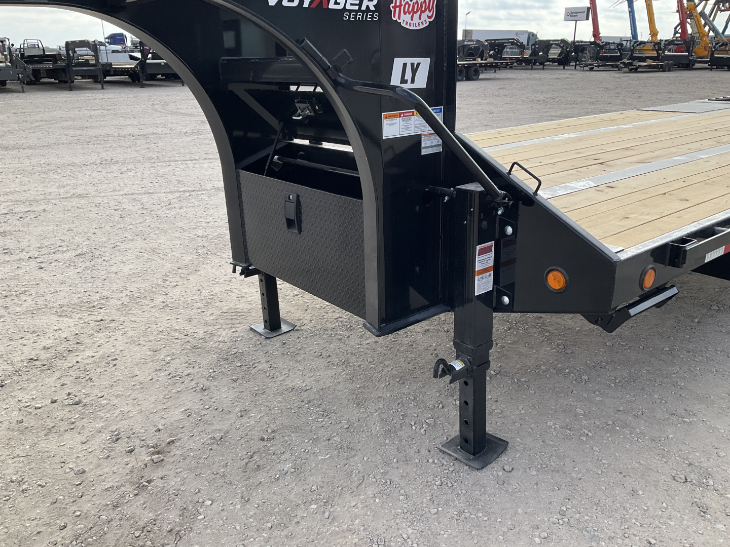 New 2026 PJ 102"x32' GN Low Pro Hydraulic Dovetail w/ Duals - LY