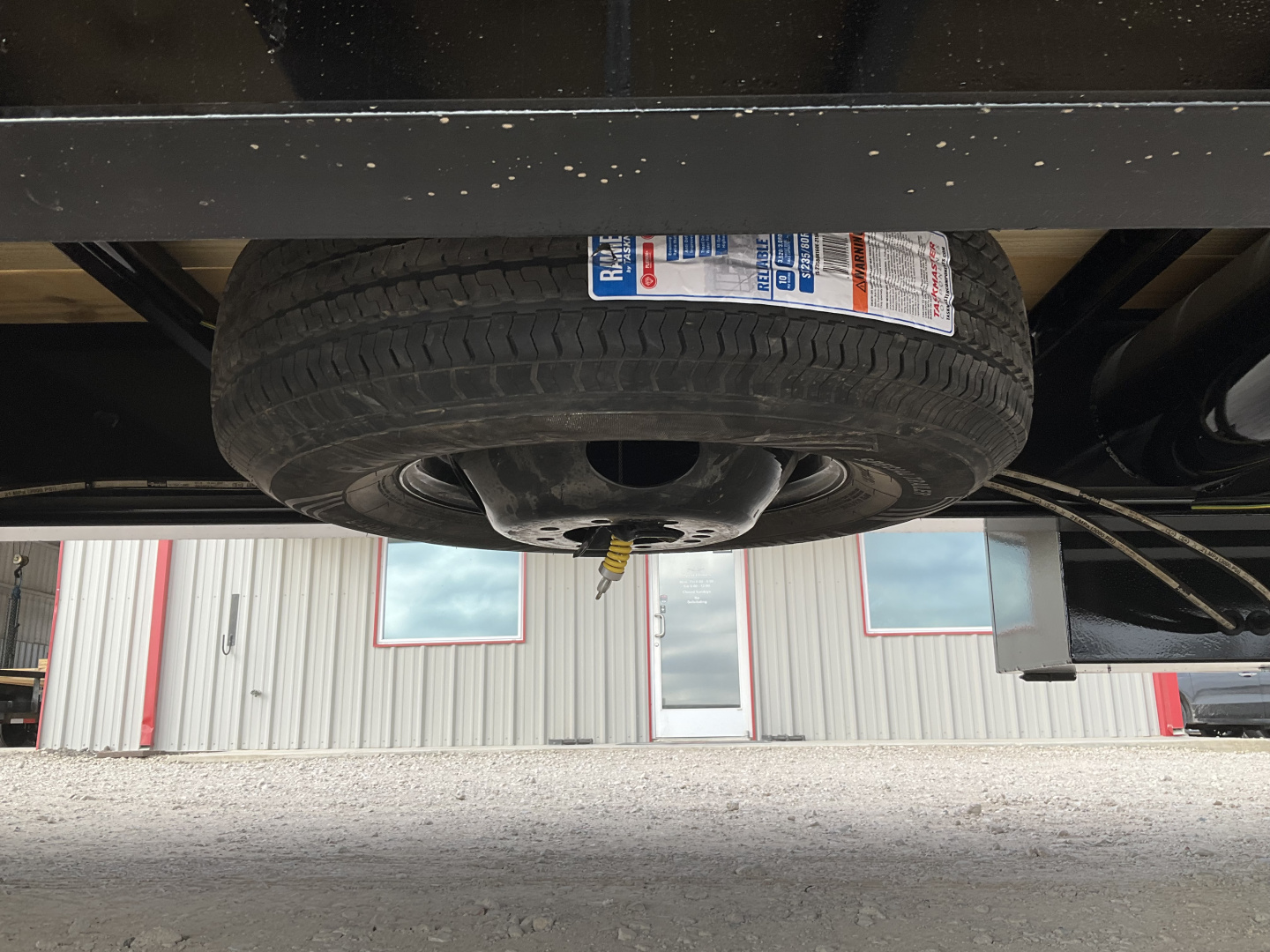 New 2026 PJ 102"x32' GN Low Pro Hydraulic Dovetail w/ Duals - LY