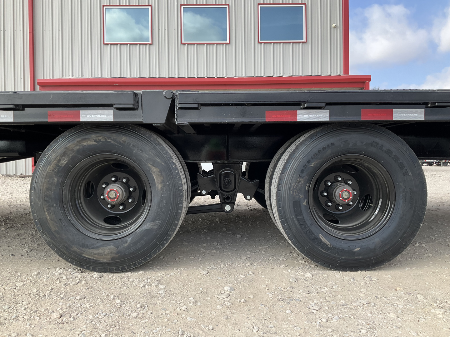 New 2026 PJ 102"x32' GN Low Pro Hydraulic Dovetail w/ Duals - LY