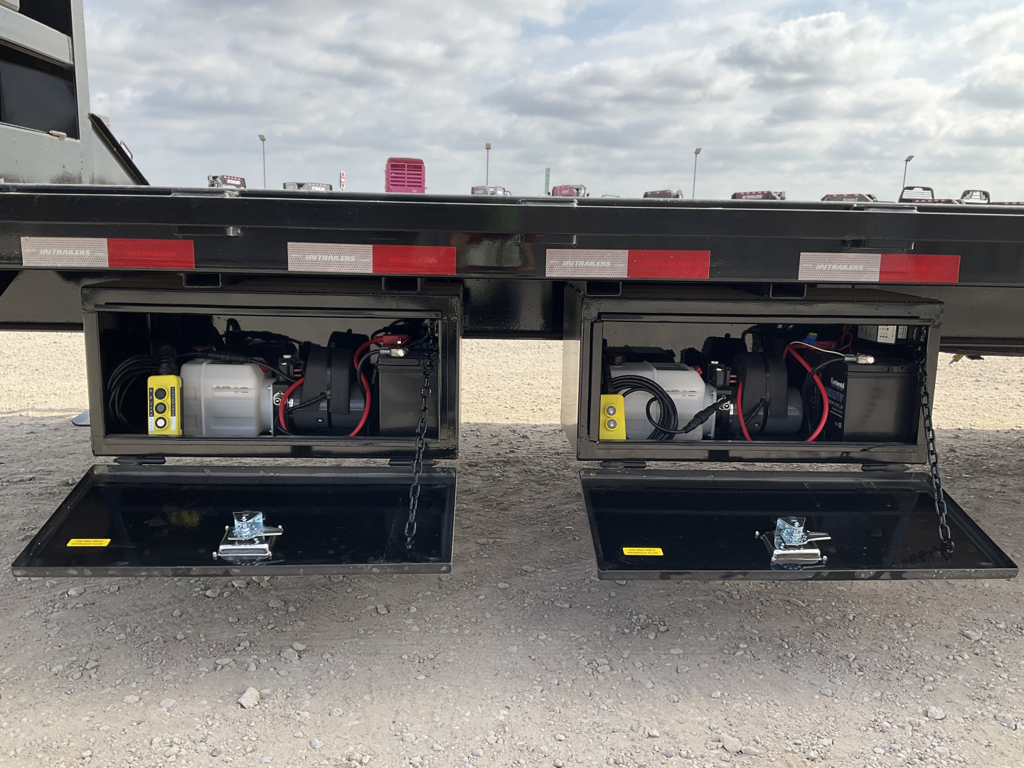 New 2026 PJ 102"x32' GN Low Pro Hydraulic Dovetail w/ Duals - LY