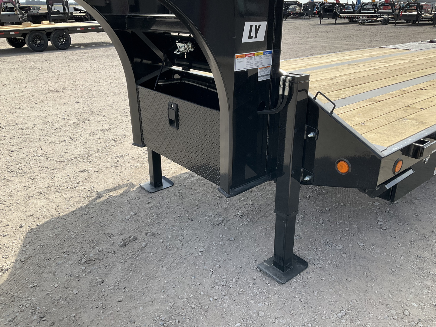 New 2026 PJ 102"x32' GN Low Pro Hydraulic Dovetail w/ Duals - LY