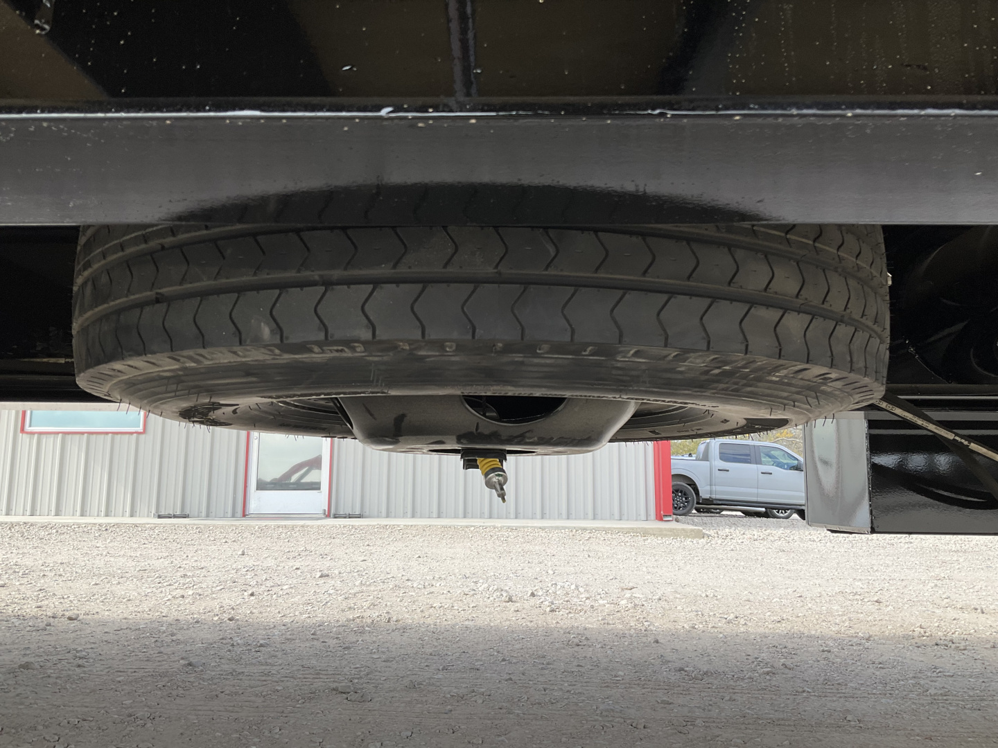 New 2026 PJ 102"x32' GN Low Pro Hydraulic Dovetail w/ Duals - LY