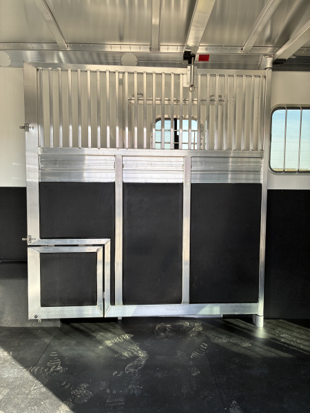 New 2027 4-Star 4-5 Horse Head to Head Horse Trailer