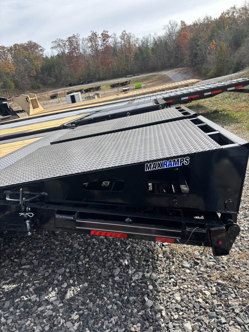 New 2026 Diamond C FMAX208 GOOSENECK TRAILER MAX RAMPS 20+5