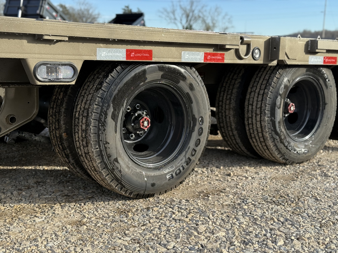 New 2026 Load Trail GL 102x32 Deckover Trailer Hydraulic Dovetail 14 Ply 25900 GVWR