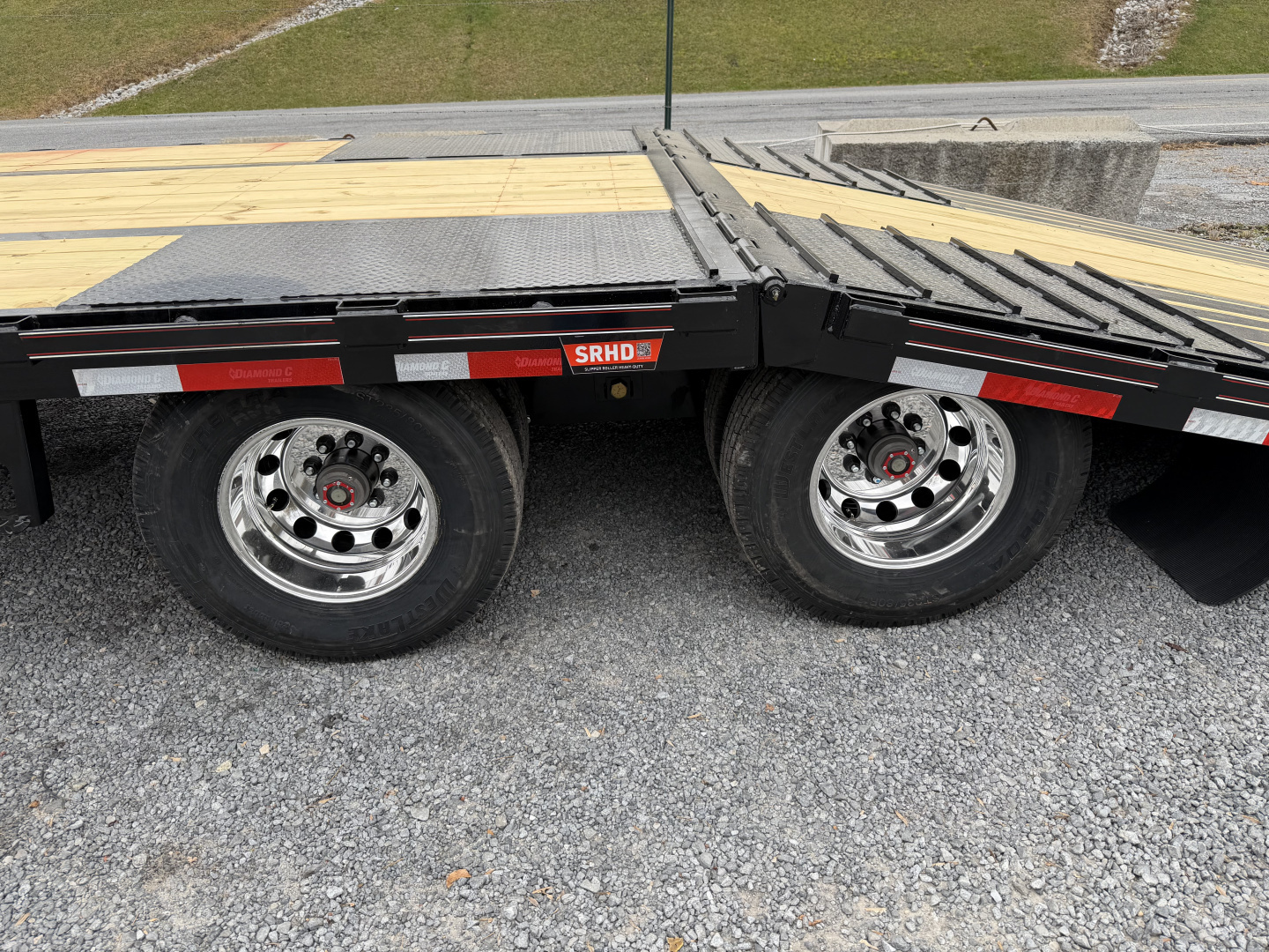 New 2026 Diamond C FMAX212 GOOSENECK TRAILER HYDRO DOVE & JACKS ALUMINUM OUTER RIMS WIRELESS REMOTE & SOLAR CHARGER