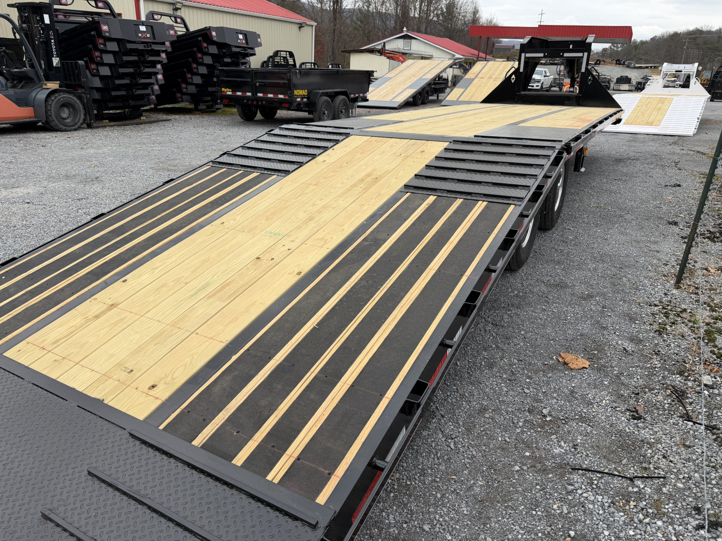 New 2026 Diamond C FMAX212 GOOSENECK TRAILER HYDRO DOVE & JACKS ALUMINUM OUTER RIMS WIRELESS REMOTE & SOLAR CHARGER