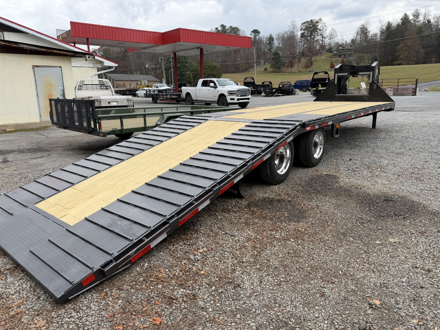 New 2026 Diamond C FMAX212 GOOSENECK TRAILER HYDRO JACKS & DOVE 17.5 ALUMINUM OUTER RIMS