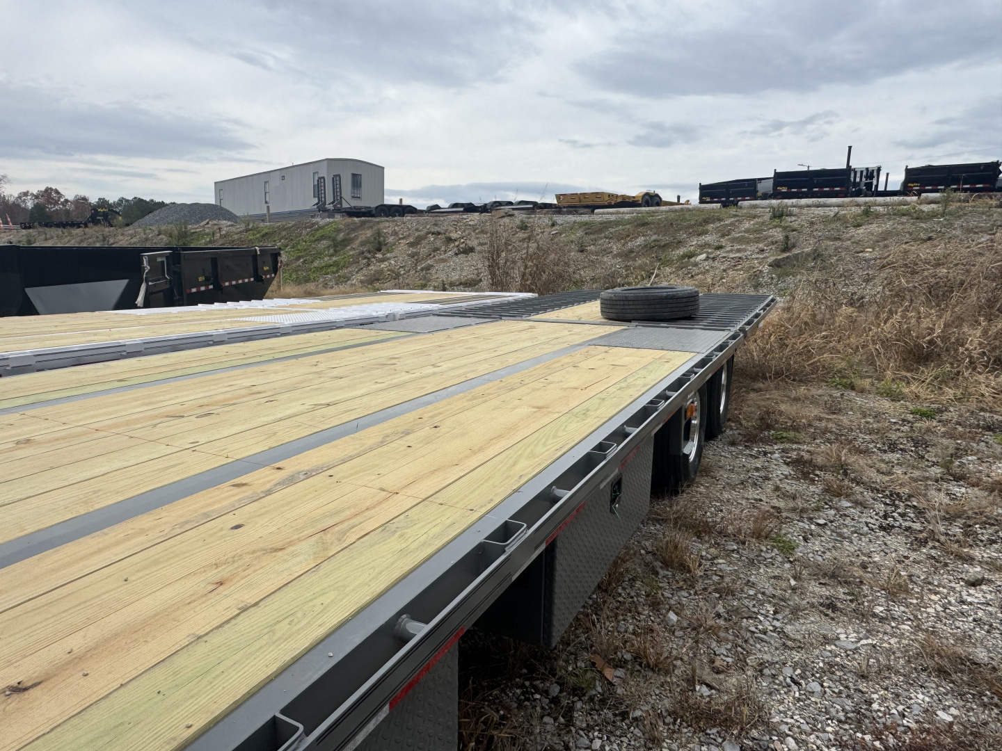 New 2026 Diamond C FMAX210 Flatbed Trailer, PACESETTER EDITION, HYD DISC BRAKES,HYD DOVETAIL&JACKS, ALUMINUM & OUTER WHEELS