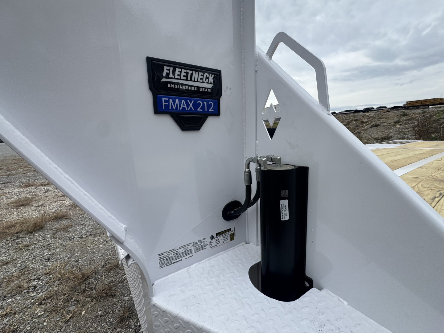 New 2026 Diamond C FMAX212 Flatbed Trailer, HYD DOVETAIL , HYDRAULIC JACKS, ALUMINUM OUTER WHEELS