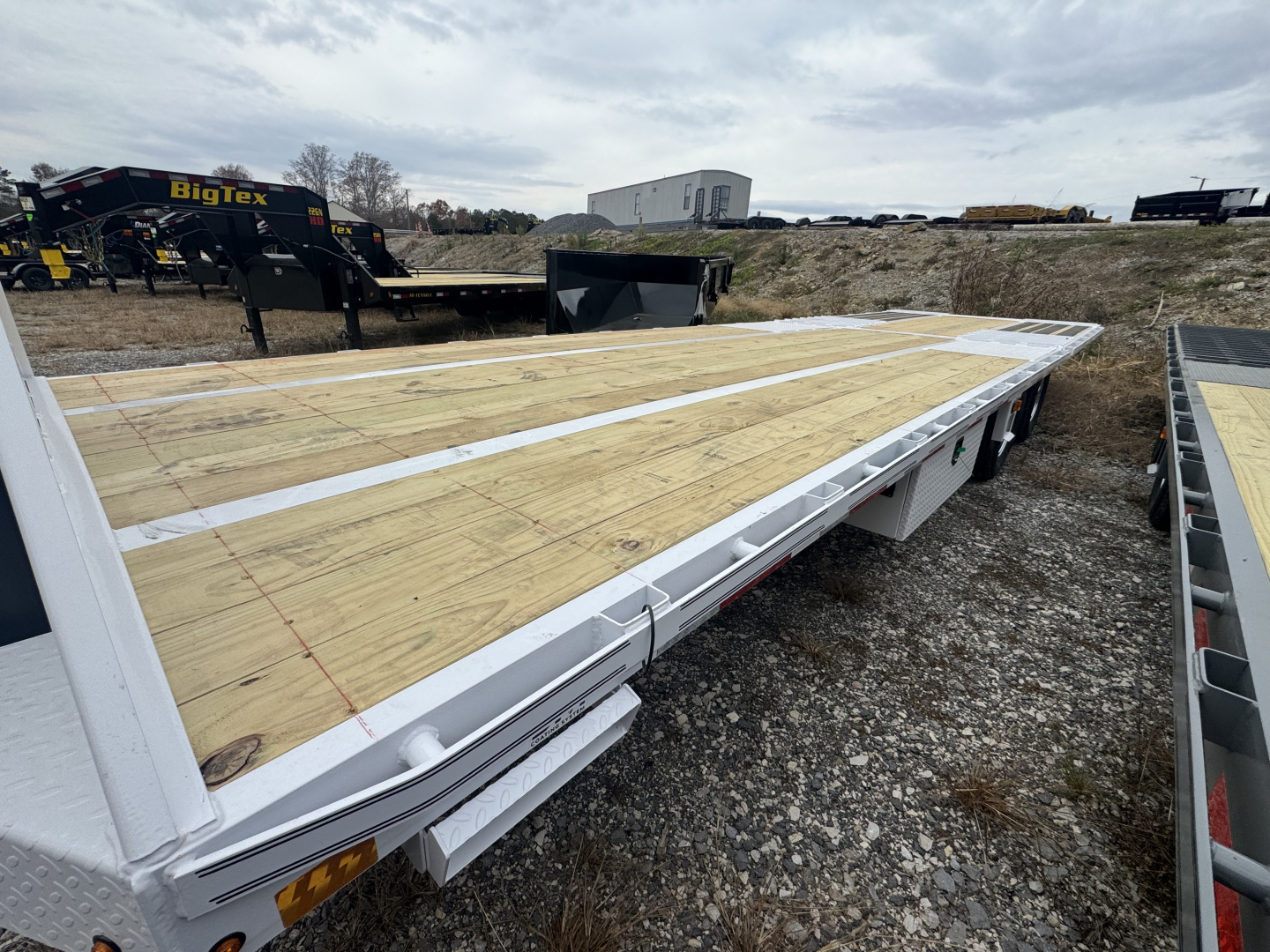 New 2026 Diamond C FMAX212 Flatbed Trailer, HYD DOVETAIL , HYDRAULIC JACKS, ALUMINUM OUTER WHEELS