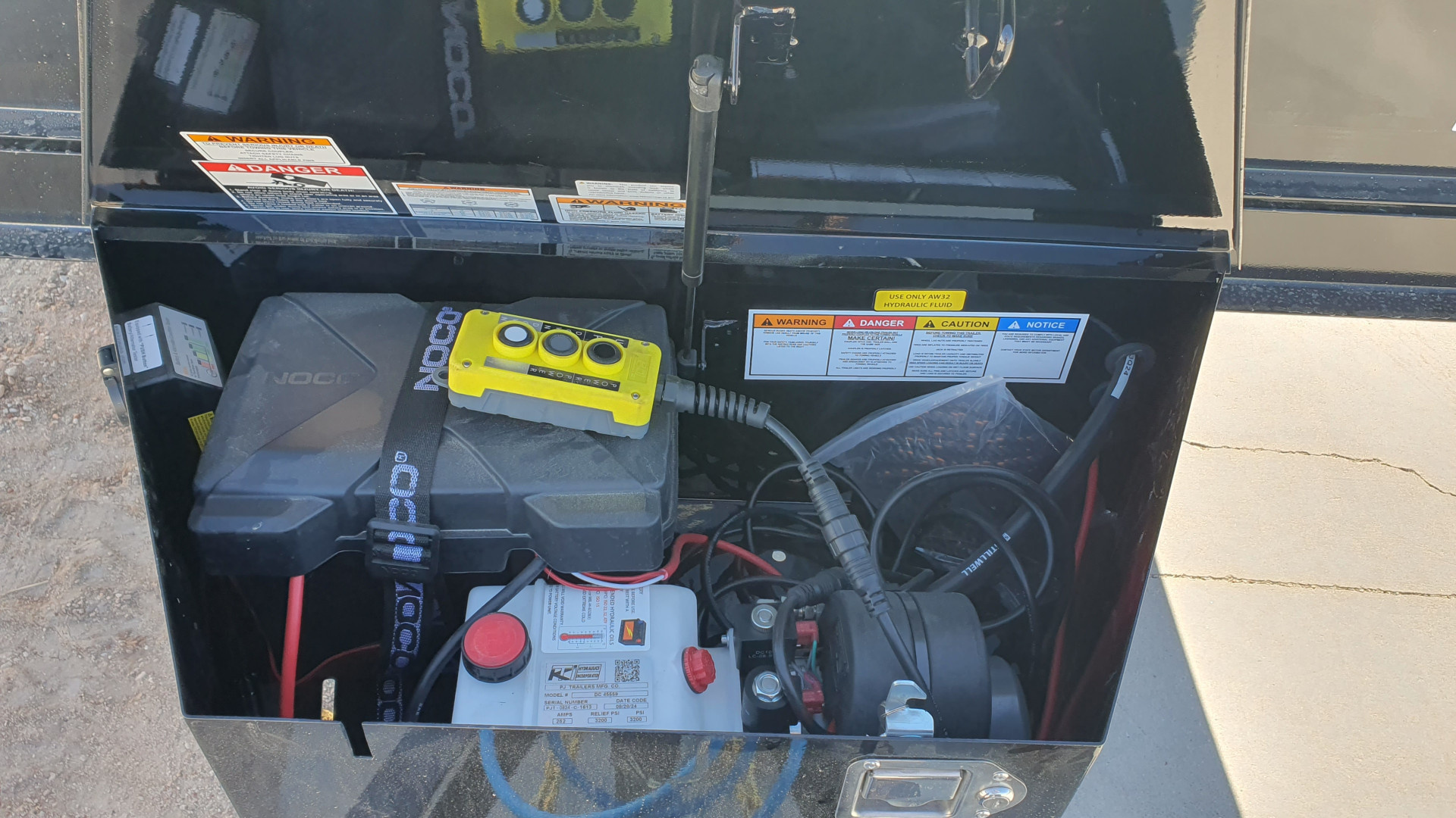 New 2026 PJ 83"x14' BP Tandem Axle Dump w/ 24" Sides – D7