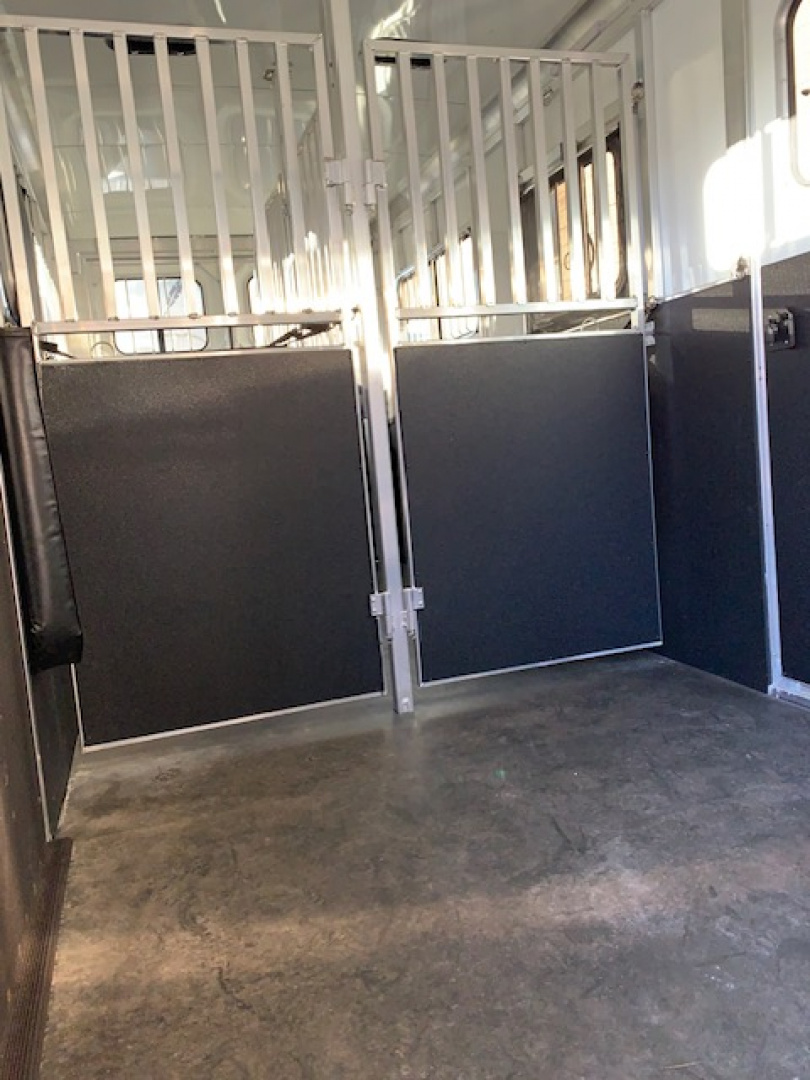 New 2023 Sundowner Trailers 2&1 gn Horse Trailer