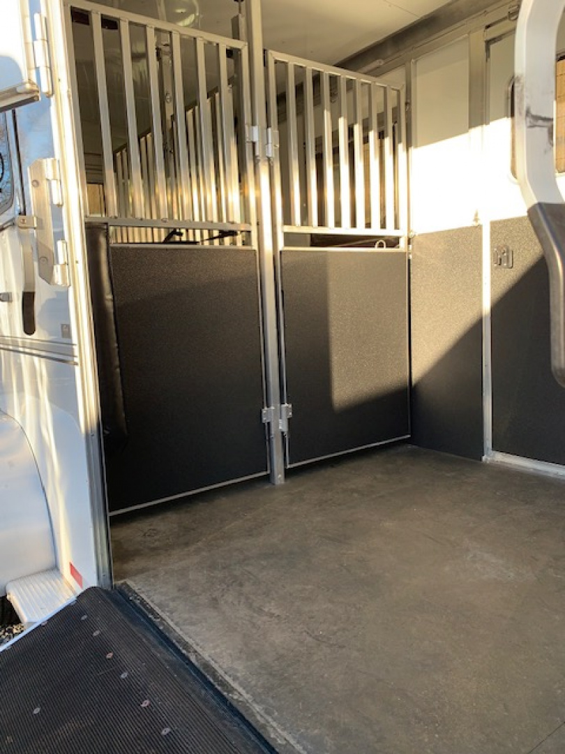 New 2023 Sundowner Trailers 2&1 gn Horse Trailer