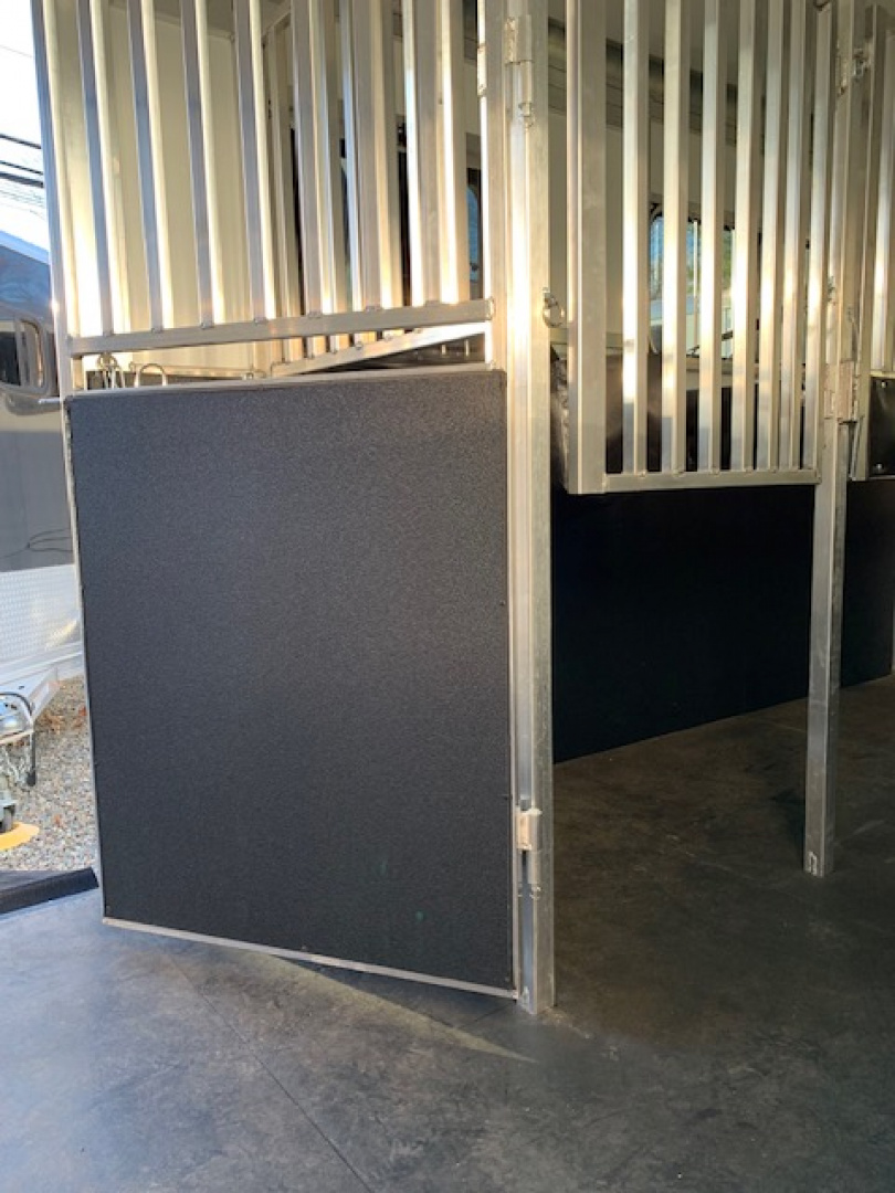 New 2023 Sundowner Trailers 2&1 gn Horse Trailer