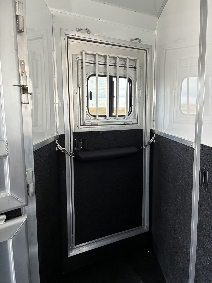 New 2026 Lakota 3H 9' LQ Horse Trailer