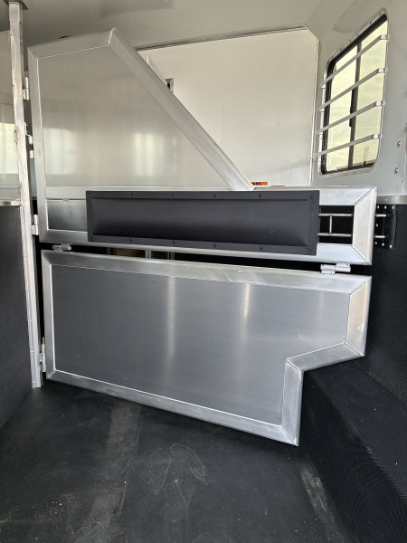 New 2026 Lakota 3H 9' LQ Horse Trailer