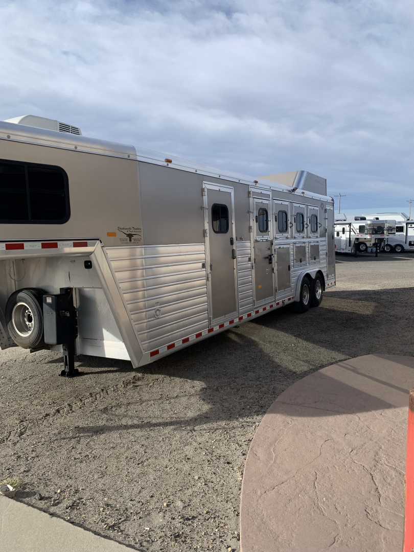 Used 2019 Hart Trailer Outlaw Weekender premium tack 4 Horse Trailer