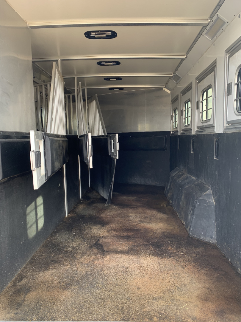 Used 2019 Hart Trailer Outlaw Weekender premium tack 4 Horse Trailer