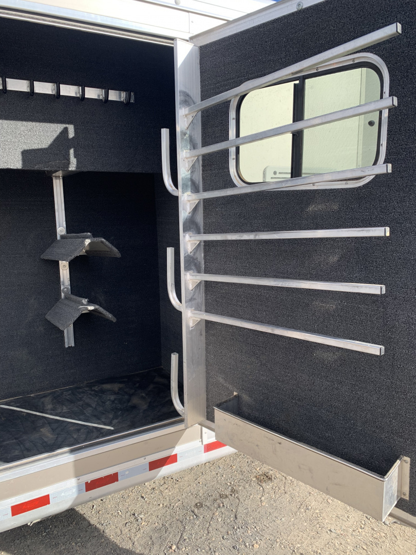 Used 2019 Hart Trailer Outlaw Weekender premium tack 4 Horse Trailer