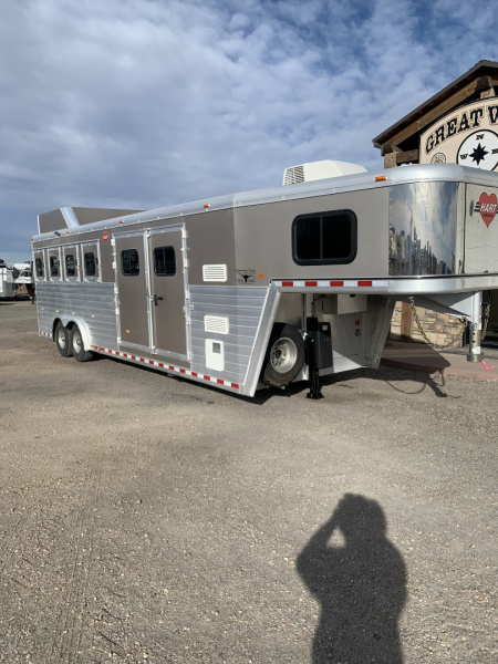 Used 2019 Hart Trailer Outlaw Weekender premium tack 4 Horse Trailer