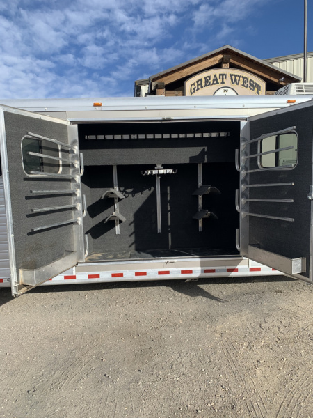 Used 2019 Hart Trailer Outlaw Weekender premium tack 4 Horse Trailer