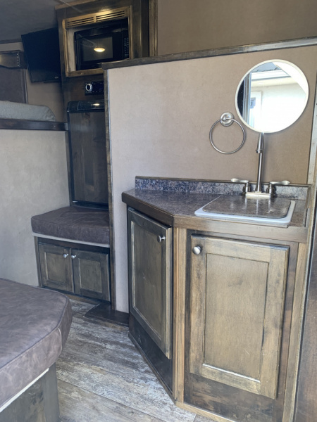 Used 2019 Hart Trailer Outlaw Weekender premium tack 4 Horse Trailer