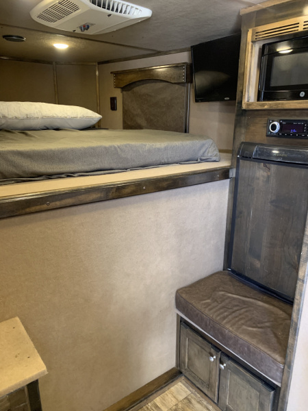 Used 2019 Hart Trailer Outlaw Weekender premium tack 4 Horse Trailer