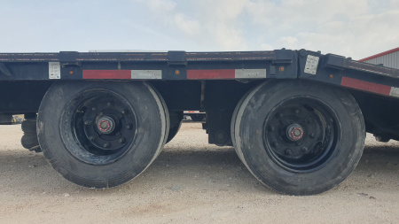 Used 2020 Diamond C 102"x40' GN Flatbed w/ Hyd. Dovetail