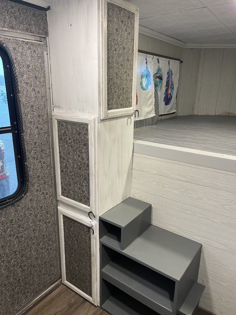 Used 2007 Sundowner SUNLITE 727 Horse Trailer