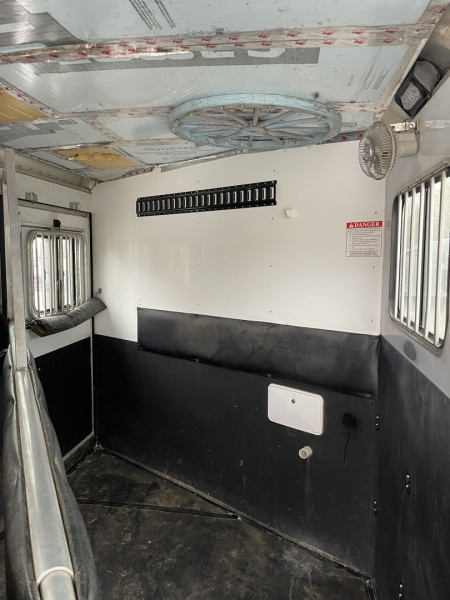 Used 2007 Sundowner SUNLITE 727 Horse Trailer