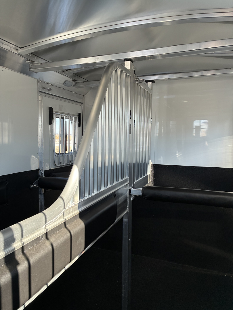 New 2027 4-Star 2H Straight Load GN Horse Trailer