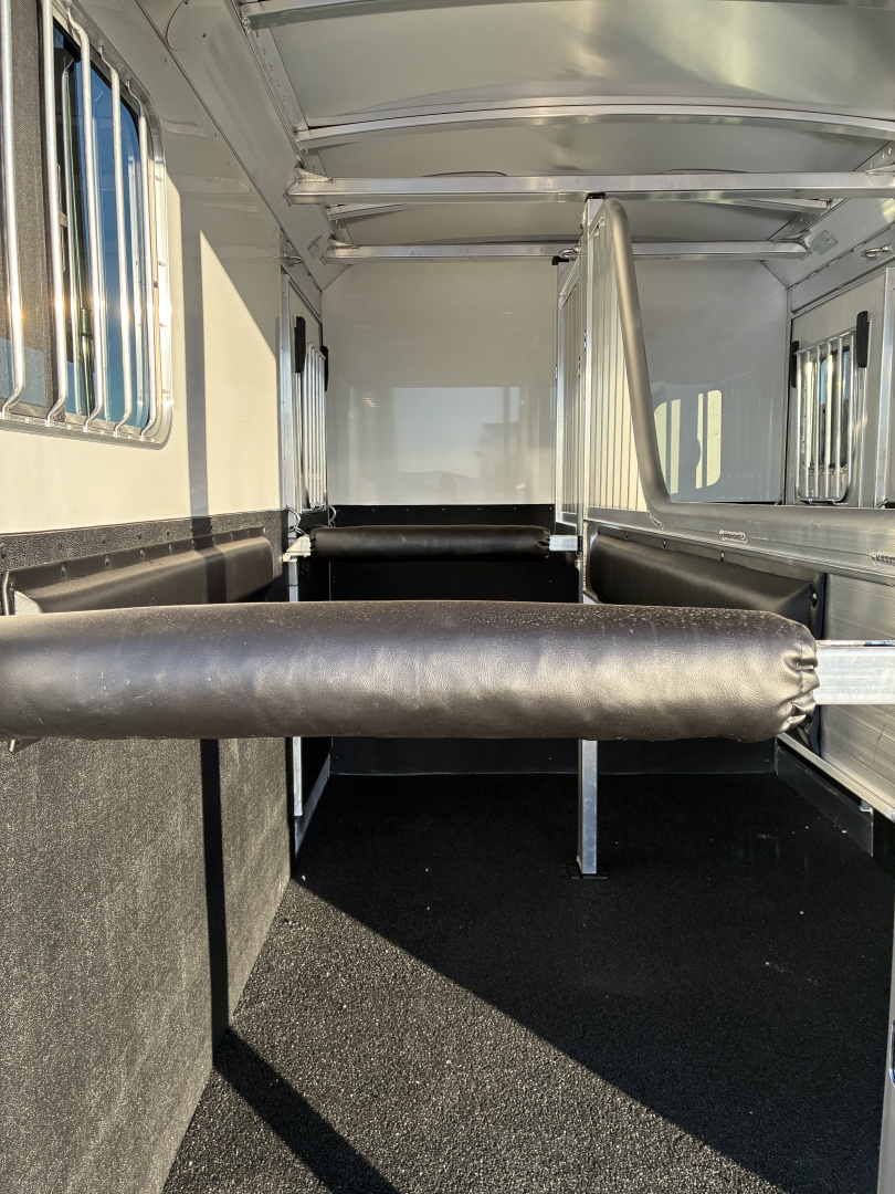 New 2027 4-Star 2H Straight Load GN Horse Trailer