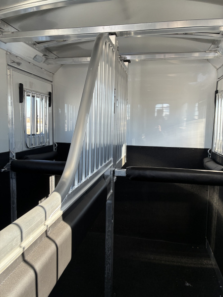 New 2027 4-Star 2H Straight Load GN Horse Trailer