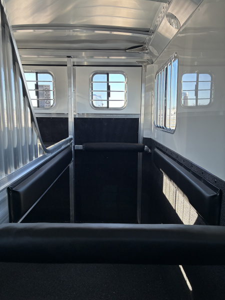 New 2027 4-Star 2H Straight Load GN Horse Trailer