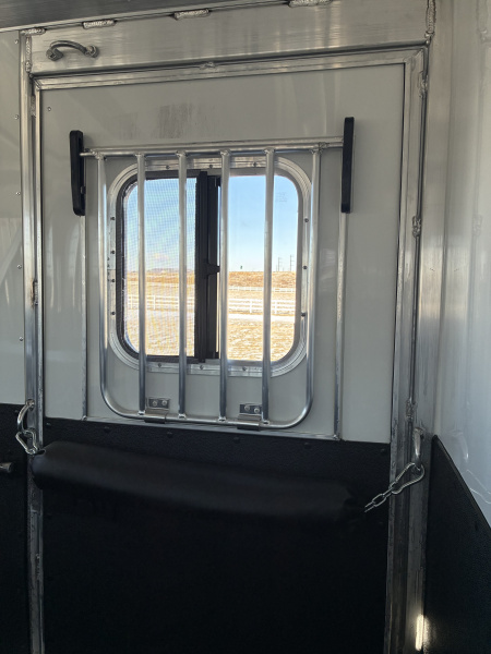 New 2027 4-Star 2H Straight Load GN Horse Trailer