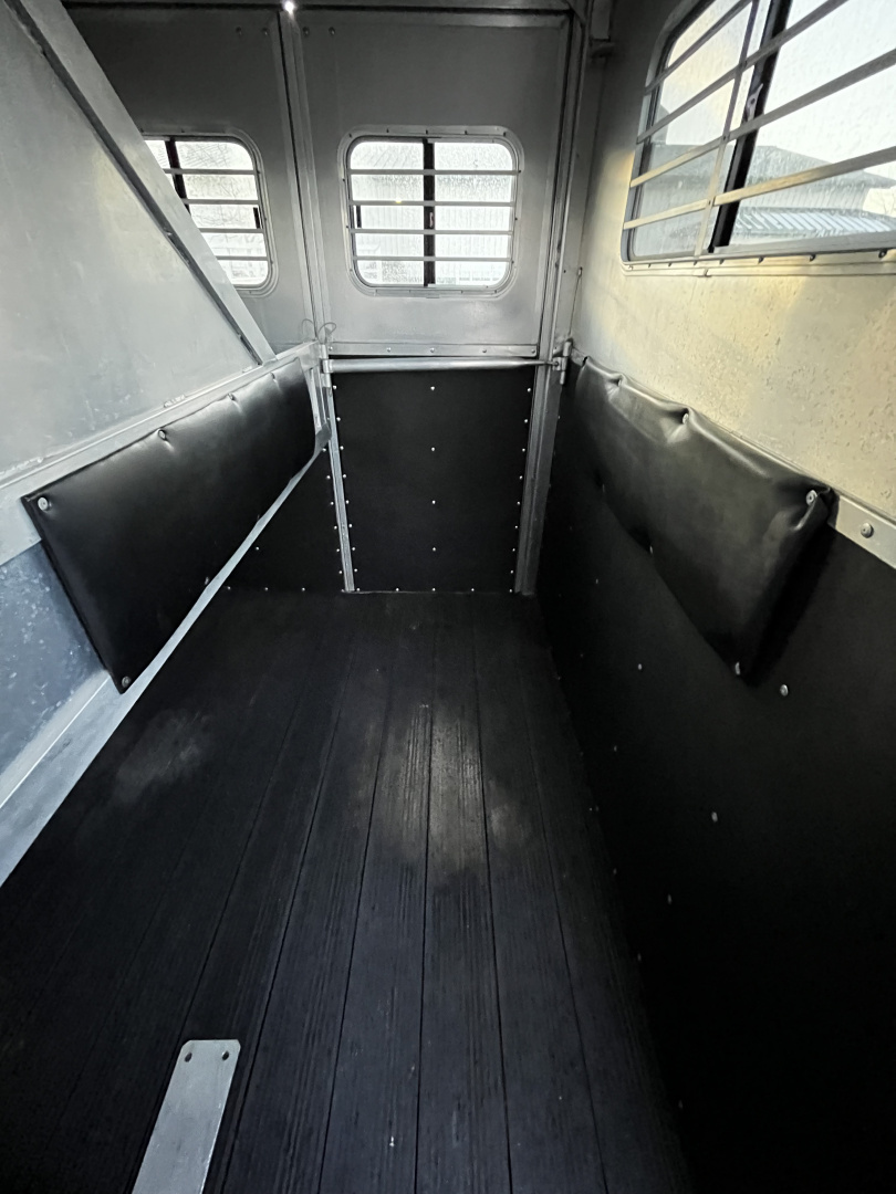 Used 2005 TA Dream Coach 2H Straight Load Bumper Pull