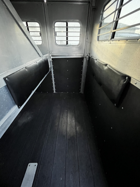 Used 2005 TA Dream Coach 2H Straight Load Bumper Pull